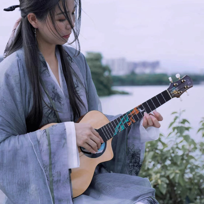 [New]Akama Concert/Tenor Solid Spruce Ukulele Gloss Finish with Bag