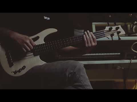 Travel Mini Bass Guitar 31.6 Inches Digital Pick Up 4 strings With Bag,strap,line